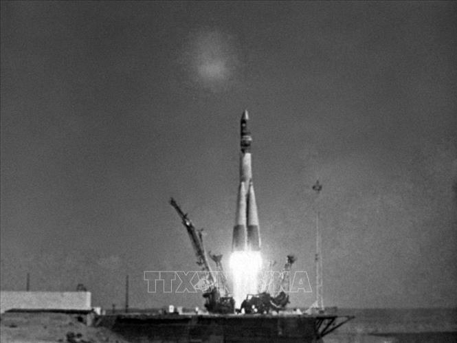 41.Giương cao ngọn cờ hòa bình từ Cách mạng Tháng Mười, nước Nga/Liên Xô đã giành được những thành tựu vĩ đại về mọi mặt, trở thành một nhân tố có vai trò quyết định trong việc duy trì hòa bình trên thế giới, ngăn chặn cuộc chiến tranh thế giới mới do chủ nghĩa đế quốc mưu toan và hạn chế bớt những cuộc chiến tranh xâm lược cục bộ do chủ nghĩa đế quốc gây ra. Trong ảnh: Ngày 12/4/1961, tàu Vostok 1 (Phương Đông 1) mang nhà du hành vũ trụ Yuri Gagarin rời bệ phóng tại trung tâm Baikonur, mở đầu kỷ nguyên chinh phục vũ trụ của Liên Xô. Ảnh: Tư liệu/TTXVN phát