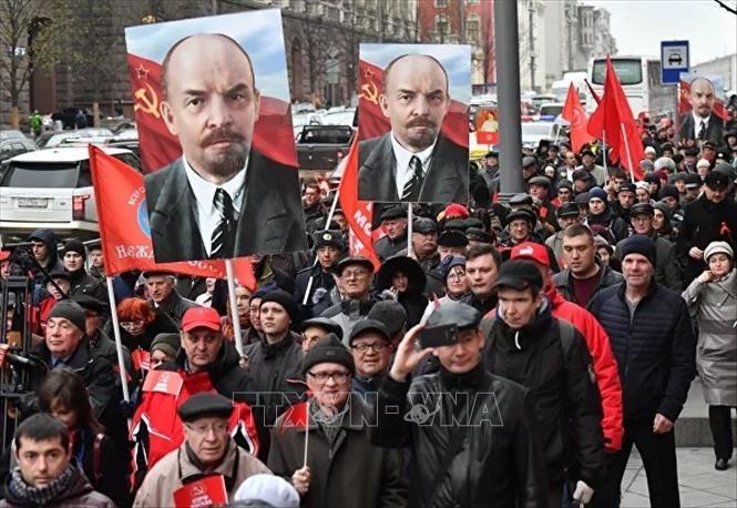 42.Cách mạng Tháng Mười Nga là sự kiện đánh dấu sự ra đời của Nhà nước Xô-viết. Dù đã 102 năm và hiện nay, ngày kỷ niệm Cách mạng Tháng Mười không còn là ngày lễ Nhà nước chính thức ở LB Nga, nhưng những người ủng hộ Đảng Cộng sản và nhiều người Nga khác trong tiềm thức của mình vẫn coi đây là một ngày lễ và họ có nhiều cách để kỷ niệm, ghi dấu sự kiện vĩ đại này của nhân loại trong thế kỷ XX. Trong ảnh: Những người tham gia mit tinh rước ảnh của V.I.Lenin tại trung tâm thủ đô Moskva trong Lễ kỷ niệm 100 năm Cách mạng xã hội chủ nghĩa tháng Mười vĩ đại. Ảnh: Tư liệu/TTXVN phát
