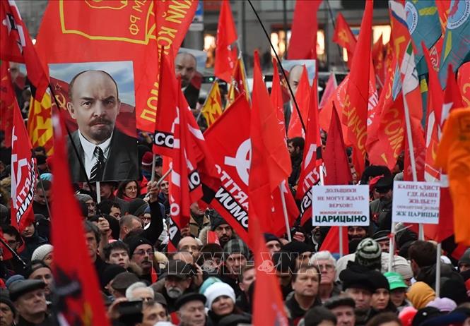 42.Cách mạng Tháng Mười Nga là sự kiện đánh dấu sự ra đời của Nhà nước Xô-viết. Dù đã 102 năm và hiện nay, ngày kỷ niệm Cách mạng Tháng Mười không còn là ngày lễ Nhà nước chính thức ở LB Nga, nhưng những người ủng hộ Đảng Cộng sản và nhiều người Nga khác trong tiềm thức của mình vẫn coi đây là một ngày lễ và họ có nhiều cách để kỷ niệm, ghi dấu sự kiện vĩ đại này của nhân loại trong thế kỷ XX. Trong ảnh: Những người tham gia mit tinh rước ảnh của V.I.Lenin tại trung tâm thủ đô Moskva trong Lễ kỷ niệm 100 năm Cách mạng xã hội chủ nghĩa tháng Mười vĩ đại. Ảnh: Tư liệu/TTXVN phát