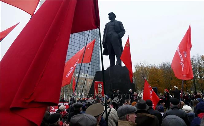 42.Cách mạng Tháng Mười Nga là sự kiện đánh dấu sự ra đời của Nhà nước Xô-viết. Dù đã 102 năm và hiện nay, ngày kỷ niệm Cách mạng Tháng Mười không còn là ngày lễ Nhà nước chính thức ở LB Nga, nhưng những người ủng hộ Đảng Cộng sản và nhiều người Nga khác trong tiềm thức của mình vẫn coi đây là một ngày lễ và họ có nhiều cách để kỷ niệm, ghi dấu sự kiện vĩ đại này của nhân loại trong thế kỷ XX. Trong ảnh: Mit tinh tại trung tâm thủ đô Moskva trong Lễ kỷ niệm 100 năm Cách mạng xã hội chủ nghĩa Tháng Mười vĩ đại. Ảnh: Tư liệu/TTXVN phát