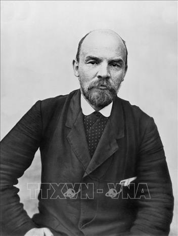 43.Trong ảnh: Vladimir Ilyich Lenin - lãnh tụ vĩ đại của giai cấp vô sản toàn thế giới, người sáng lập ra Quốc tế Cộng sản; đồng thời lãnh đạo nhân dân Nga tiến hành Cách mạng Tháng Mười Nga, lập ra Nhà nước công nông đầu tiên trên thế giới do Đảng của giai cấp vô sản lãnh đạo. Ảnh: Tư liệu/TTXVN phát