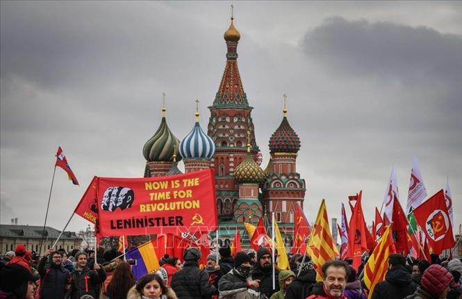 42.Cách mạng Tháng Mười Nga là sự kiện đánh dấu sự ra đời của Nhà nước Xô-viết. Dù đã 102 năm và hiện nay, ngày kỷ niệm Cách mạng Tháng Mười không còn là ngày lễ Nhà nước chính thức ở LB Nga, nhưng những người ủng hộ Đảng Cộng sản và nhiều người Nga khác trong tiềm thức của mình vẫn coi đây là một ngày lễ và họ có nhiều cách để kỷ niệm, ghi dấu sự kiện vĩ đại này của nhân loại trong thế kỷ XX. Trong ảnh: Các thành viên Đảng Cộng sản LB Nga dự lễ kỷ niệm 100 năm Cách mạng Tháng Mười Nga tại Quảng trường Đỏ ở thủ đô Moskva (7/11/2017). Ảnh: AFP/TTXVN