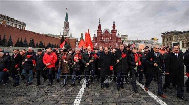 42.Cách mạng Tháng Mười Nga là sự kiện đánh dấu sự ra đời của Nhà nước Xô-viết. Dù đã 102 năm và hiện nay, ngày kỷ niệm Cách mạng Tháng Mười không còn là ngày lễ Nhà nước chính thức ở LB Nga, nhưng những người ủng hộ Đảng Cộng sản và nhiều người Nga khác trong tiềm thức của mình vẫn coi đây là một ngày lễ và họ có nhiều cách để kỷ niệm, ghi dấu sự kiện vĩ đại này của nhân loại trong thế kỷ XX. Trong ảnh: Các thành viên Đảng Cộng sản LB Nga tại lễ kỷ niệm 100 năm Cách mạng Tháng Mười Nga ở thủ đô Moskva. Ảnh: AFP/TTXVN