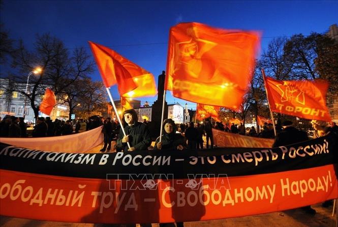 42.Cách mạng Tháng Mười Nga là sự kiện đánh dấu sự ra đời của Nhà nước Xô-viết. Dù đã 102 năm và hiện nay, ngày kỷ niệm Cách mạng Tháng Mười không còn là ngày lễ Nhà nước chính thức ở LB Nga, nhưng những người ủng hộ Đảng Cộng sản và nhiều người Nga khác trong tiềm thức của mình vẫn coi đây là một ngày lễ và họ có nhiều cách để kỷ niệm, ghi dấu sự kiện vĩ đại này của nhân loại trong thế kỷ XX. Trong ảnh: Người dân Nga xuống đường tham gia mít tinh kỷ niệm 95 năm Ngày Cách mạng Tháng Mười Nga thành công (7/11/2012). Ảnh: AFP/TTXVN