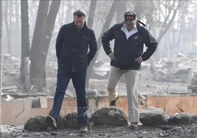 Trong ảnh (tư liệu): Tổng thống Mỹ Donald Trump (phải) và ông Gavin Newsom (trái), khi đang giữ chức Phó Thống đốc bang California, thị sát khu vực bị tàn phá do cháy rừng tại Paradise, California ngày 17/11/2018. Ảnh: AFP/TTXVN