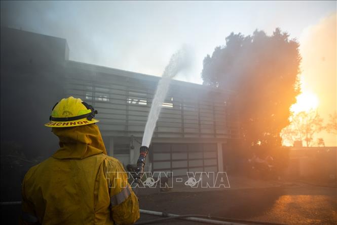 Trong ảnh: Lính cứu hỏa nỗ lực dập lửa cháy rừng tại Los Angeles, bang California, Mỹ ngày 28/10/2019. Ảnh: THX/TTXVN