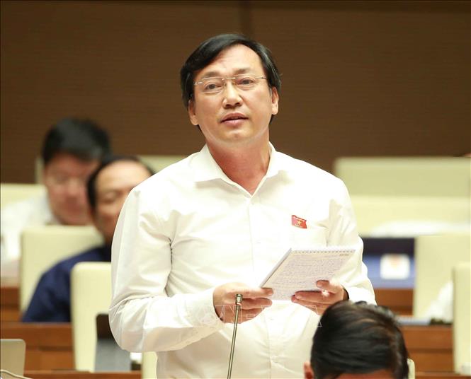 Trong ảnh: Đại biểu Quốc hội tỉnh Bình Phước Phan Viết Lượng chất vấn Bộ trưởng Bộ Công Thương Trần Tuấn Anh. Ảnh: Doãn Tấn - TTXVN