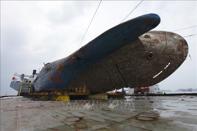 Trong ảnh (tư liệu): Xác phà Sewol sau khi được trục vớt ngoài khơi đảo Jindo, Hàn Quốc ngày 26/3/2017. Ảnh: AFP/TTXVN
