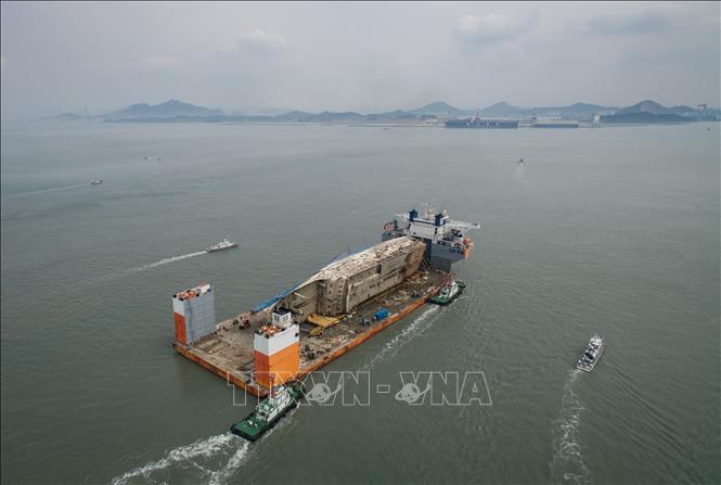 Trong ảnh (tư liệu): Xác phà Sewol được đưa tới cảng Mokpo, Hàn Quốc ngày 31/3/2017. Ảnh: AFP/TTXVN