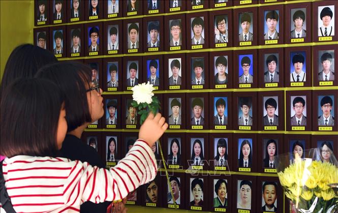 Trong ảnh (tư liệu): Người dân tưởng niệm các nạn nhân trong vụ chìm phà Sewol, tại Seoul, Hàn Quốc ngày 25/5/2017. Ảnh: AFP/TTXVN