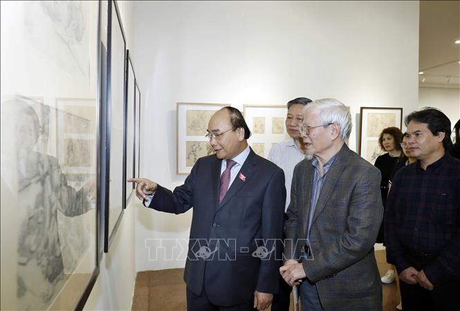 Trong ảnh: Thủ tướng Nguyễn Xuân Phúc thăm Triển lãm ký hoạ “ Nét thời gian” của Nghệ sỹ Nhân dân, Phó Giáo sư, Tiến sỹ, hoạ sỹ Ngô Mạnh Lân. Ảnh: Thống Nhất- TTXVN
