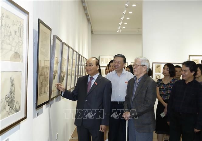 Trong ảnh: Thủ tướng Nguyễn Xuân Phúc thăm Triển lãm ký hoạ “ Nét thời gian” của Nghệ sỹ Nhân dân, Phó Giáo sư, Tiến sỹ, hoạ sỹ Ngô Mạnh Lân. Ảnh: Thống Nhất - TTXVN