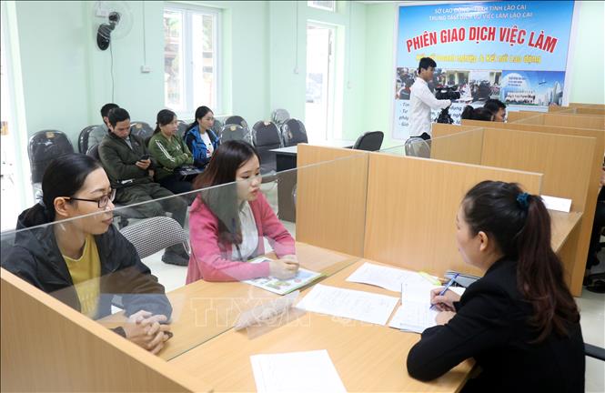 Trong ảnh: Người lao động tham gia phỏng vấn tìm kiếm việc làm tại các doanh nghiệp trong phiên giao dịch việc làm thuộc Trung tâm dịch vụ việc làm tỉnh Lào Cai. Ảnh: Quốc Khánh - TTXVN 