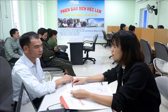 Trong ảnh: Người lao động tham gia phỏng vấn tìm kiếm việc làm tại các doanh nghiệp trong phiên giao dịch việc làm thuộc Trung tâm dịch vụ việc làm tỉnh Lào Cai. Ảnh: Quốc Khánh - TTXVN 