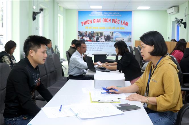 Trong ảnh: Người lao động tham gia phỏng vấn tìm kiếm việc làm tại các doanh nghiệp trong phiên giao dịch việc làm thuộc Trung tâm dịch vụ việc làm tỉnh Lào Cai. Ảnh: Quốc Khánh - TTXVN 