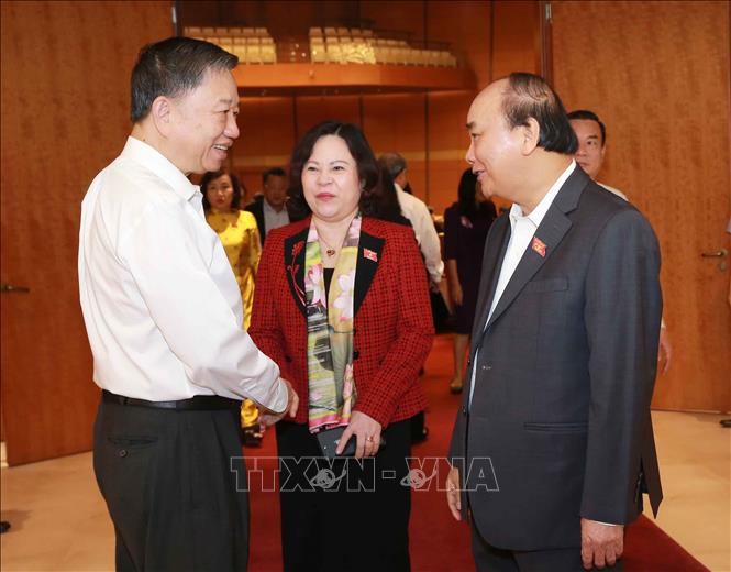 Trong ảnh: Thủ tướng Nguyễn Xuân Phúc, Bộ trưởng Bộ Công an Tô Lâm với đại biểu Quốc hội. Ảnh: Doãn Tấn - TTXVN
