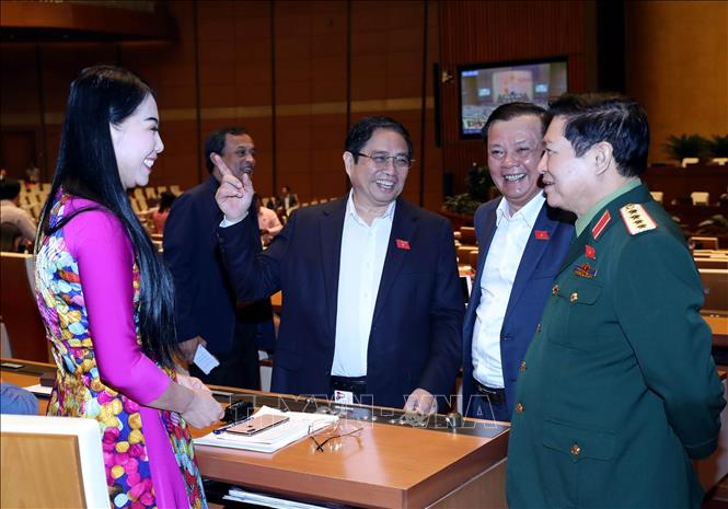 Trong ảnh: Các đại biểu Quốc hội trao đổi trong giờ nghỉ giải lao. Ảnh: Trọng Đức - TTXVN