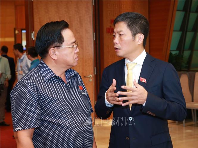 Trong ảnh: Bộ trưởng Bộ Công Thương Trần Tuấn Anh trao đổi với các đại biểu. Ảnh: Doãn Tấn - TTXVN