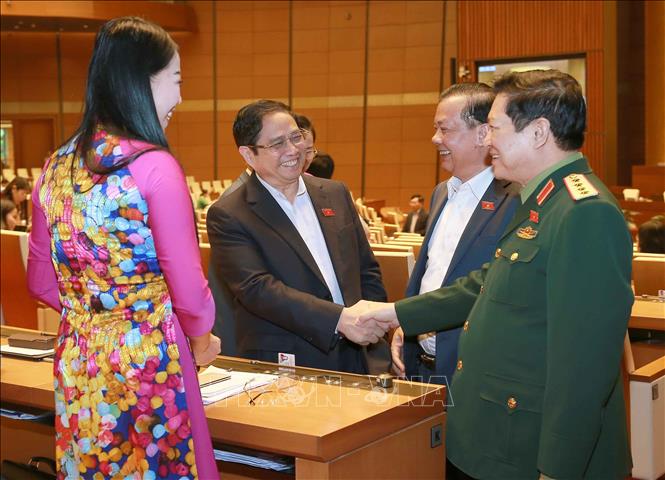 Trong ảnh: Đồng chí Phạm Minh Chính, Ủy viên Bộ Chính trị, Bí thư Trung ương Đảng, Trưởng ban Tổ chức Trung ương và Bộ trưởng Bộ Quốc phòng Ngô Xuân Lịch trao đổi với các đại biểu. Ảnh: Doãn Tấn - TTXVN