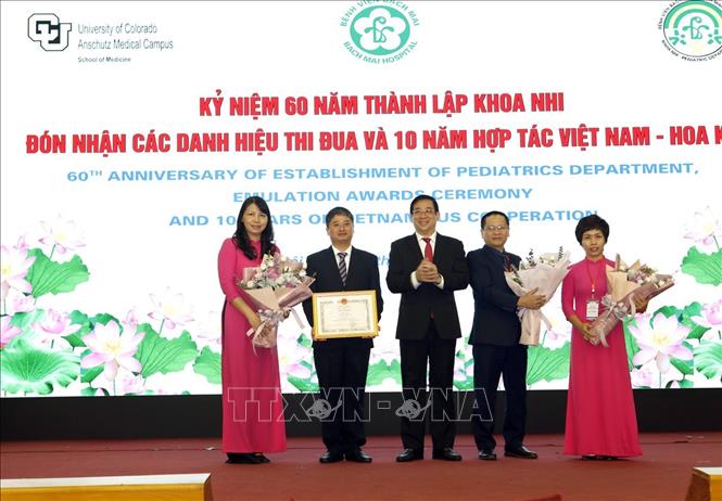 Trong ảnh  PGS.TS Lương Ngọc Khuê – Cục trưởng cục Quản lý khám chữa bệnh (Bộ Y tế) trao bằng khen của Bộ Y tế cho ban lãnh đạo khoa Nhi (bệnh viện Bạch Mai) đã có nhiều thành tích trong sự nghiệp bảo vệ chăm sóc sức khỏe nhân dân. Ảnh: Dương Ngọc - TTXVN