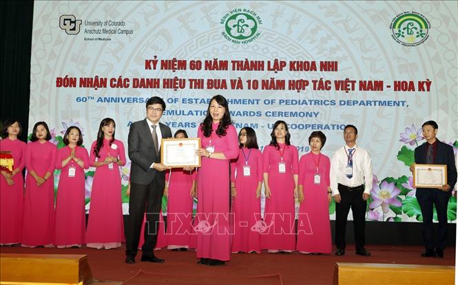 Trong ảnh: PGS. TS Nguyễn Tuấn Hưng, Phó vụ trưởng Vụ Tổ chức cán bộ ( Bộ Y tế) trao bằng khen của Bô Y tế cho các cá nhân đạt thành tích xuất sắc trong 5 năm qua. Ảnh: Dương Ngọc - TTXVN