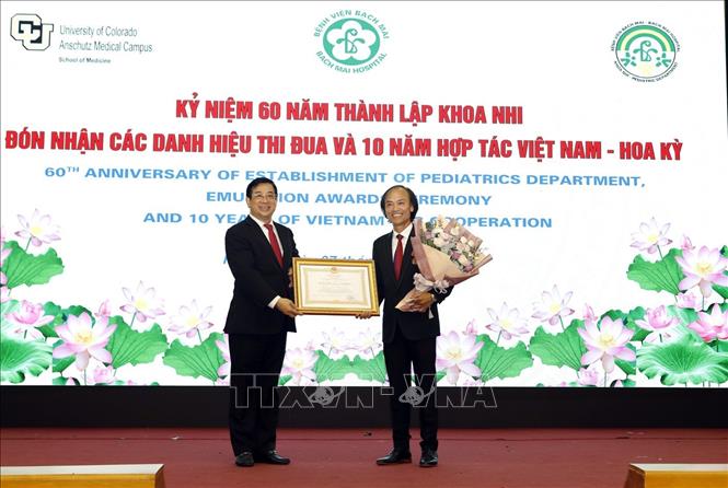 Trong ảnh  PGS.TS Lương Ngọc Khuê – Cục trưởng cục Quản lý khám chữa bệnh (Bộ Y tế) trao Huân chương Lao động hạng Nhì của Chủ tịch nước cho GS.Tiến sĩ Nguyễn Tiến Dũng, nguyên Trưởng khoa Nhi (bệnh viện Bạch Mai) đã có nhiều thành tích trong sự nghiệp bảo vệ chăm sóc sức khỏe nhân dân. Ảnh: Dương Ngọc - TTXVN
