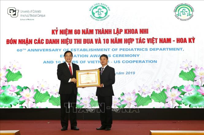 Trong ảnh: PGS.TS Lương Ngọc Khuê – Cục trưởng cục Quản lý khám chữa bệnh (Bộ Y tế) trao bằng khen của Thủ tướng Chính phủ cho Tiến sĩ Nguyễn Thành Nam, Trưởng khoa Nhi (bệnh viện Bạch Mai) đã có nhiều thành tích đóng góp cho sự phát triển của khoa Nhi. Ảnh: Dương Ngọc - TTXVN