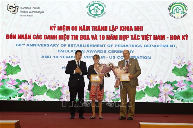 Trong ảnh: Đại diện lãnh đạo Bộ Y tế trao kỷ niệm chương “Vì sức khỏe nhân dân” cho các giáo sư Nency K Henry và tiến sĩ Yves Ouellette - trường đại học Mayo Clinic (Hoa Kỳ) đã đóng góp cho sự phát triển y tế Việt Nam trong 10 năm qua. Ảnh: Dương Ngọc - TTXVN
