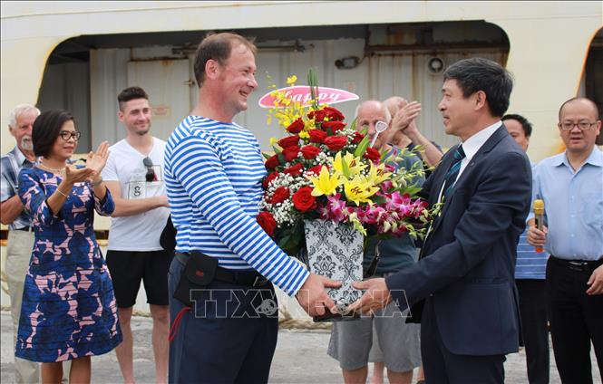 Trong ảnh: Phó Giáo sư, Tiến sỹ Ninh Khắc Bản, Trưởng ban hợp tác quốc tế, Viện Hàn lâm Khoa học và Công nghệ Việt Nam tặng hoa gặp mặt cho đại diện các nhà khoa học Nga. Ảnh: Phan Sáu - TTXVN