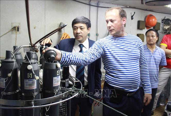 Trong ảnh: Tiến sỹ khoa học Renat Shakirov, Viện Hàn lâm Khoa học Liên Bang Nga giới thiệu các thiết bị máy móc trong phòng thí nghiệm trên tàu Viện sỹ Lavrentyev cho các nhà khoa học Việt Nam. Ảnh: Phan Sáu - TTXVN