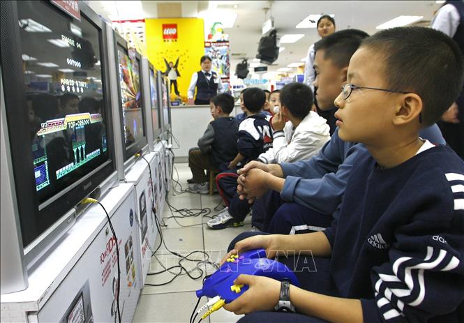 Trong ảnh: Trẻ em chơi trò chơi điện tử tại Tứ Xuyên, Trung Quốc. Ảnh: AFP/ TTXVN