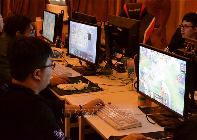 Trong ảnh: Người dân chơi trò chơi điện tử tại Thượng Hải, Trung Quốc. Ảnh: AFP/ TTXVN