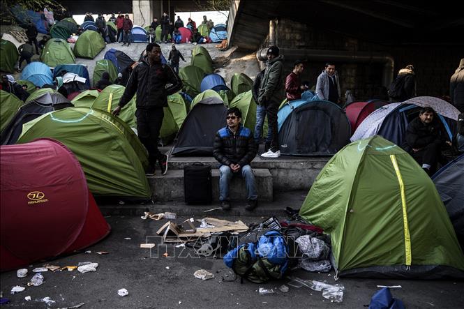 Trong ảnh: Người di cư chuẩn bị được sơ tán khỏi trại tị nạn ở khu vực Porte de la Chapelle, phía Bắc thủ đô Paris, Pháp ngày 4/4/2019. Ảnh: AFP/TTXVN