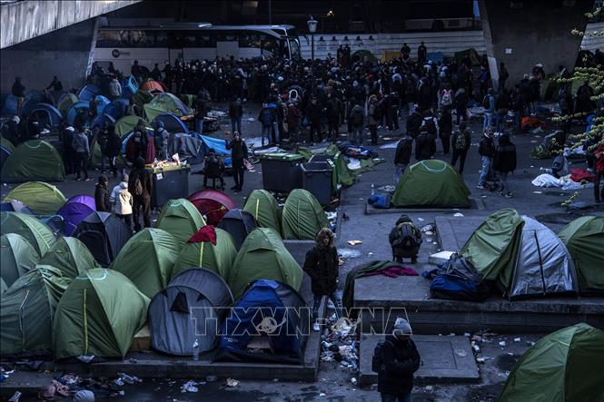 Trong ảnh: Người di cư chuẩn bị được sơ tán khỏi trại tị nạn ở khu vực Porte de la Chapelle, phía Bắc thủ đô Paris, Pháp ngày 4/4/2019. Ảnh: AFP/TTXVN