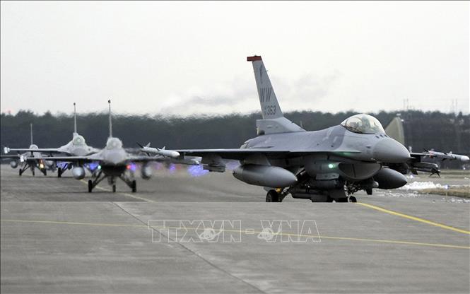 Trong ảnh (tư liệu): Máy bay chiến đấu F-16 của Không lực Mỹ chuẩn bị cất cánh tại căn cứ không quân Misawa, Nhật Bản. Ảnh: AFP/TTXVN