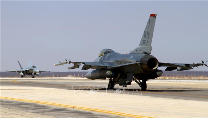 Trong ảnh (tư liệu): Máy bay chiến đấu F-16 của Không lực Mỹ chuẩn bị cất cánh tại căn cứ không quân Misawa, Nhật Bản. Ảnh: AFP/TTXVN