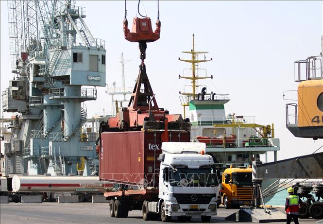 Trong ảnh: Hoạt động vận chuyển hàng hóa tại cảng Umm Qasr, phía Nam thành phố Basra, Iraq ngày 16/7/2019. Ảnh: AFP/TTXVN