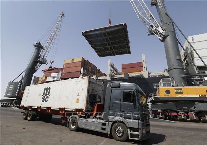 Trong ảnh: Hoạt động vận chuyển hàng hóa tại cảng Umm Qasr, phía Nam thành phố Basra, Iraq ngày 16/7/2019. Ảnh: AFP/TTXVN