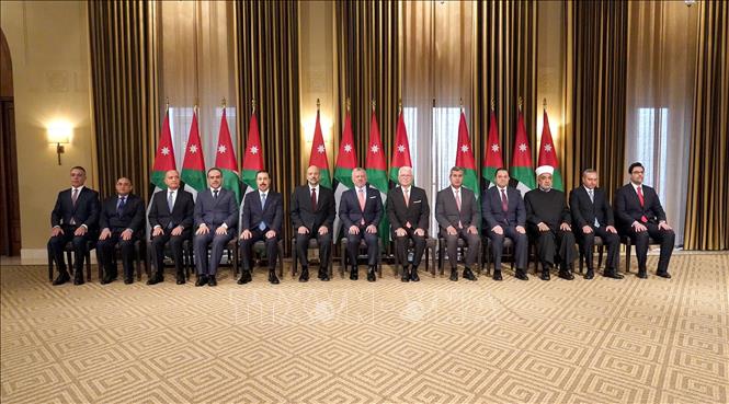Trong ảnh: Quốc vương Jordan (giữa) và Thủ tướng Omar Razzaz (thứ 6, trái) chụp ảnh với các tân Bộ trưởng tại lễ tuyên thệ nhậm chức của Chính phủ mới ở Amman, ngày 7/11/2019. Ảnh: AFP/TTXVN