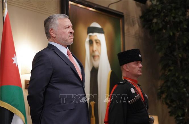 Trong ảnh: Quốc vương Jordan Abdullah II (trái) tại lễ tuyên thệ nhậm chức của Chính phủ mới ở Amman, ngày 7/11/2019. Ảnh: AFP/TTXVN