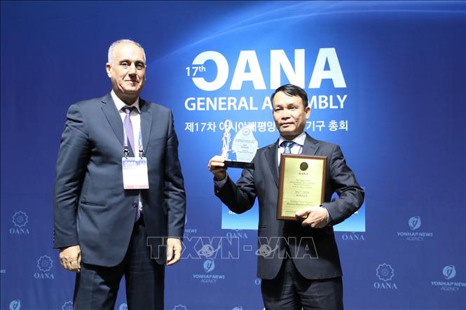 Photo: VNA General Director Nguyen Duc Loi (R) receives OANA award from outgoing OANA President Aslan Aslanov. VNA Photo: Mạnh Hùng