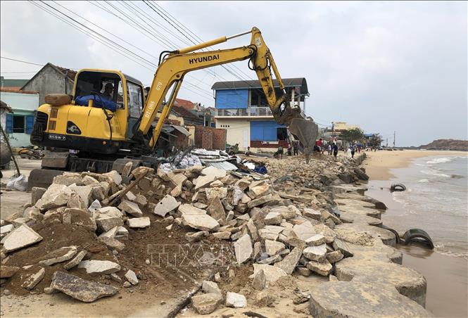 Máy múc được huy động đến cải tạo bờ kè biển xã Nhơn Hải, thành phố Quy Nhơn. Ảnh: Nguyên Linh - TTXVN