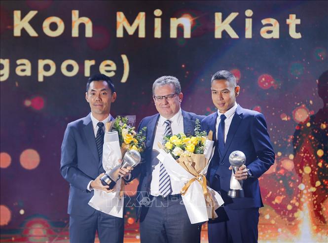 Trong ảnh: Trao giải Trọng tài nam và Trợ lý trọng tài nam của năm cho trọng tài Sivakorn Pu-Udom (Thailand, bên trái) và Trợ lý trọng tài Ronnie Koh Min Kiat (Singapore, bên phải). Ảnh: Trọng Đạt - TTXVN