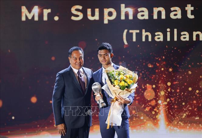 Trong ảnh: Giải Cầu thủ trẻ của năm thuộc về Suphanat Mueanta (Thailand). Ảnh: Trọng Đạt - TTXVN