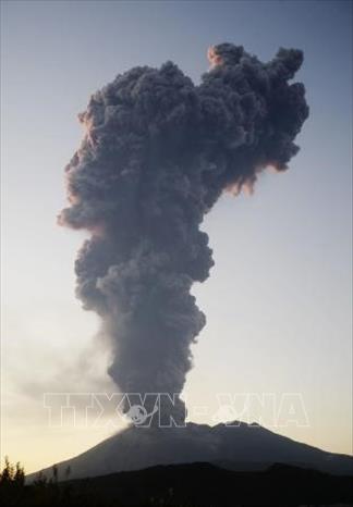Trong ảnh: Núi lửa Sakurajima ở tỉnh Kagoshima, Tây Nam Nhật Bản phun tro bụi ngày 8/11/2019. Ảnh: Kyodo/TTXVN