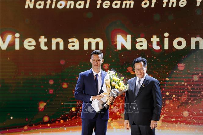 Trong ảnh: Đội trưởng Quế Ngọc Hải thay mặt đội tuyển Việt Nam lên nhận giải Đội tuyển bóng đá nam của năm. Ảnh: Trọng Đạt - TTXVN
