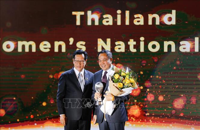 Trong ảnh: Chủ tịch Hiệp hội Bóng đá Thái Lan Somyos Pumpanmuang (trái) thay mặt đội tuyển nữ Thailand, nhận giải Đội tuyển nữ của năm. Ảnh: Trọng Đạt - TTXVN  