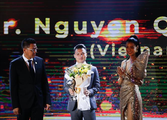 Trong ảnh: Giải Cầu thủ nam của năm thuộc về tiền vệ Nguyễn Quang Hải của đội tuyển Việt Nam. Ảnh: Trọng Đạt – TTXVN