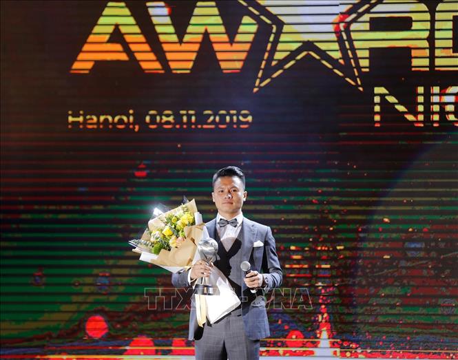 Trong ảnh: Tiền vệ Nguyễn Quang Hải của đội tuyển Việt Nam phát biểu cảm xúc sau khi nhận giải thưởng Cầu thủ nam của năm. Ảnh: Trọng Đạt - TTXVN