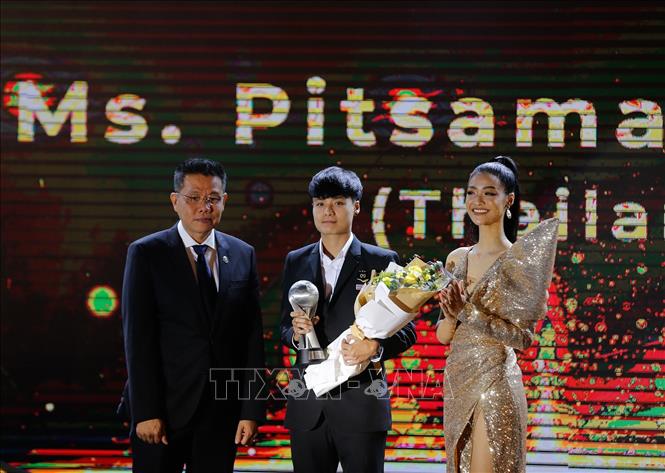 Trong ảnh: Pitsamai Sornsai (Thailand) nhận giải Cầu thủ nữ của năm. Ảnh: Trọng Đạt – TTXVN